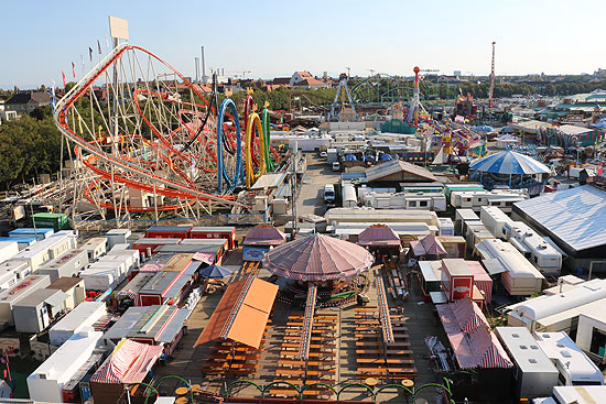 Spektakulär ist der Ausblick wieder 2018 von oben auf dem "The Tower Event Center" über das Oktoberfest (©Foto: Martin Schmitz)